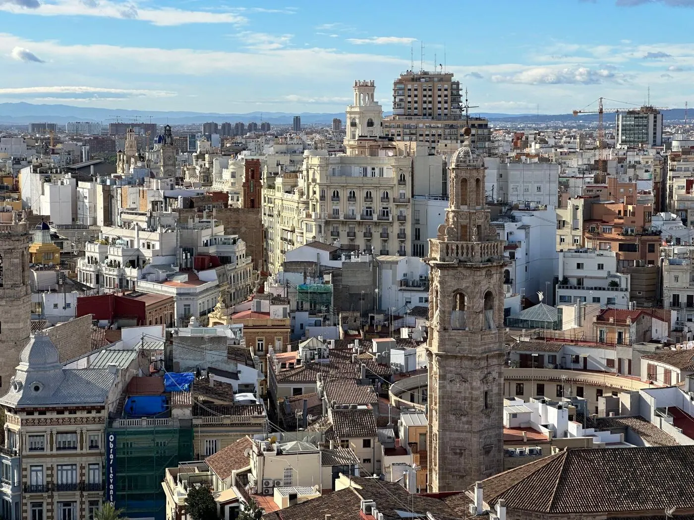 Tejados y campanarios de la Ciutat Vella de València con una grúa al fondo